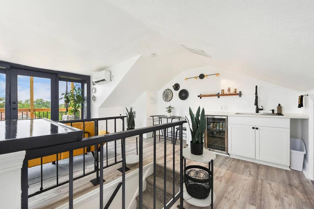 Cozy Retreat Above The Сasa de vacaciones *