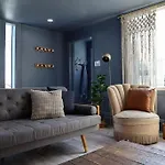 Cozy Retreat Above The City