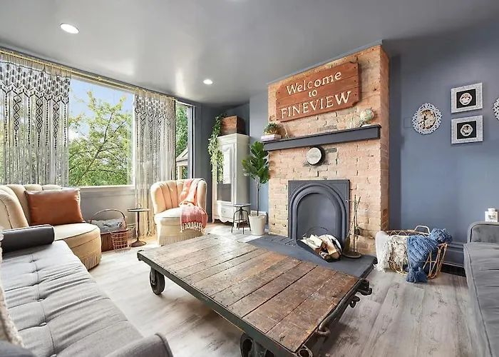 Cozy Retreat Above The City